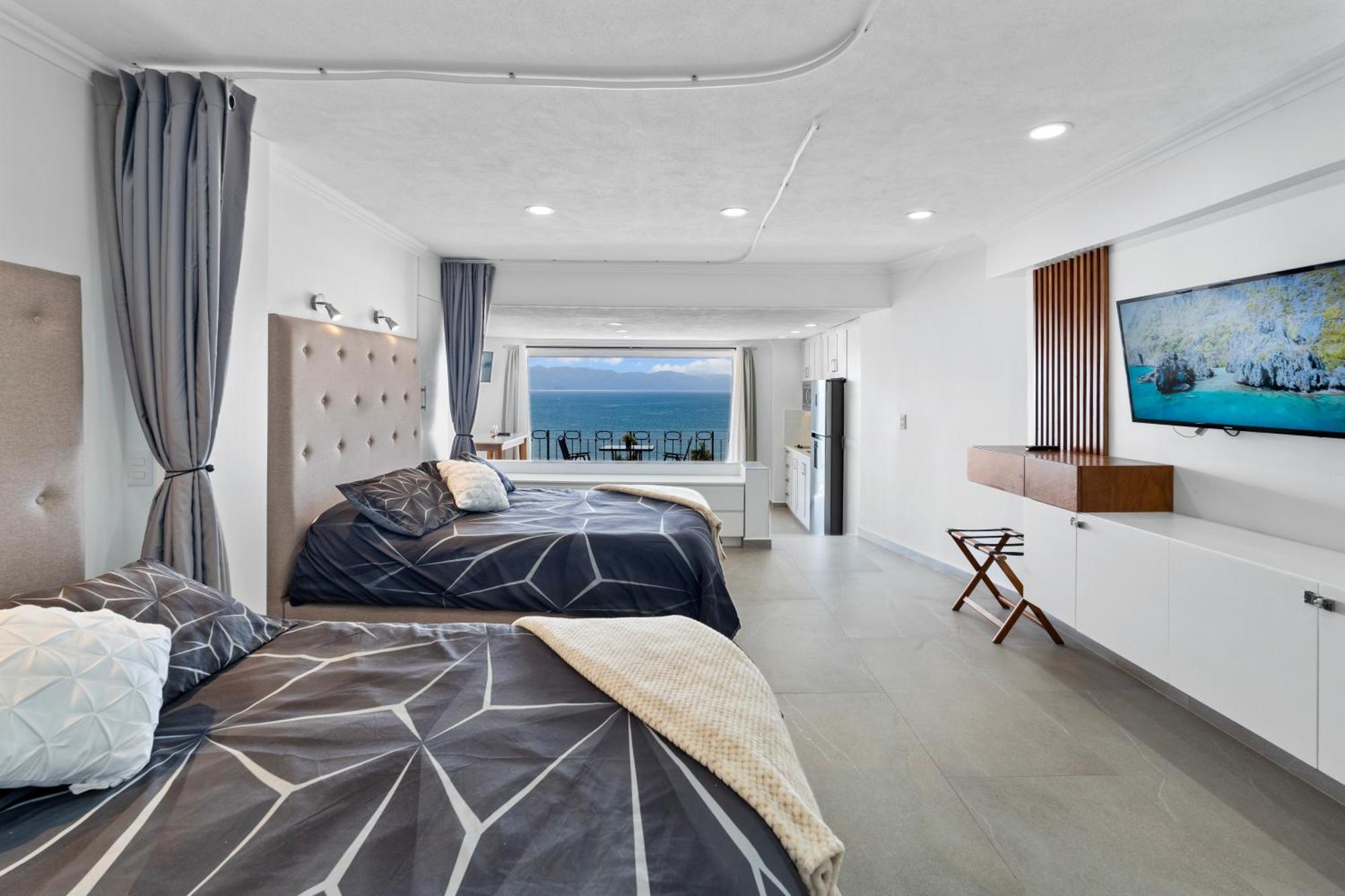 Apartment Luxury Just Steps Away From The Beach! *